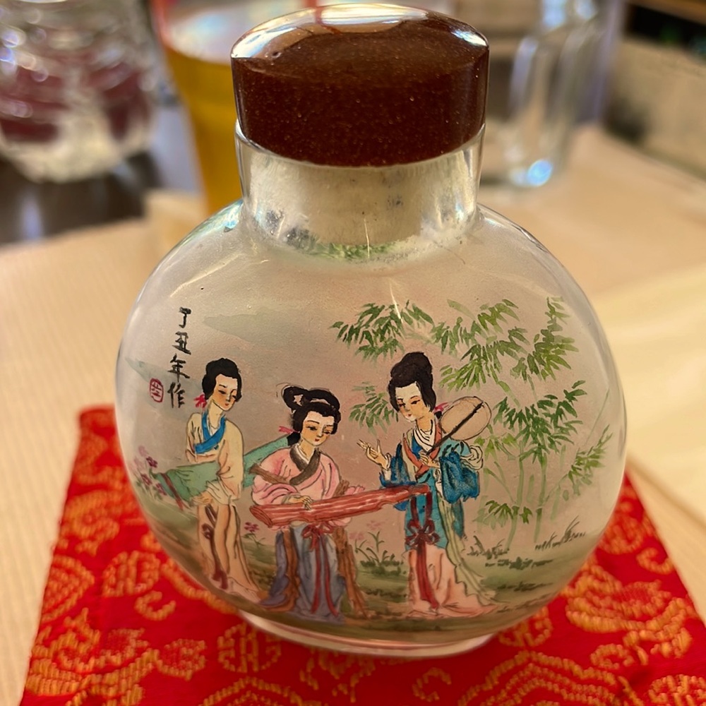 Reverse Hand-Painted inside Snuff Bottle gold stone stopper beautiful